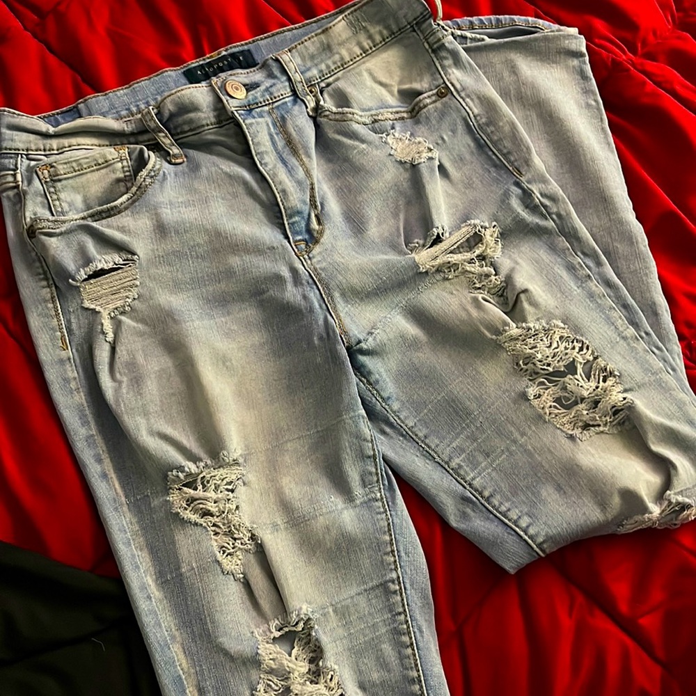 These are Aeropostale ripped jeans wore them a couple times just don’t fit